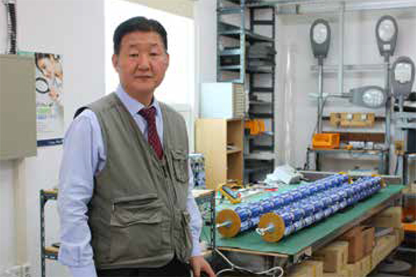 친환경 에너지저장장치 슈퍼커패시터를 활용하고 있는 경일그린텍 심언규 대표 [사진=Industry News]