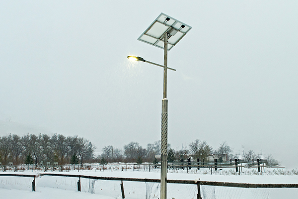 러시아 블라디보스토크에 슈퍼커패시터 태양광 보안등이 설치돼 있다. [사진=경일그린텍]