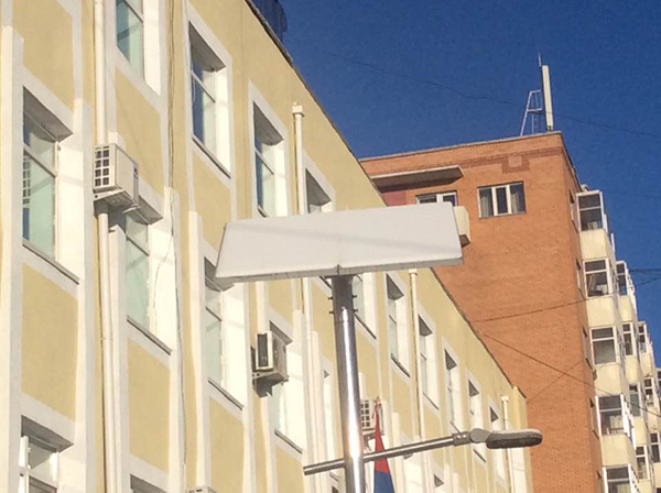 몽골 도로교통부 청사 앞에 슈퍼커패시터 보안등이 설치된 모습. [사진=경일그린텍]