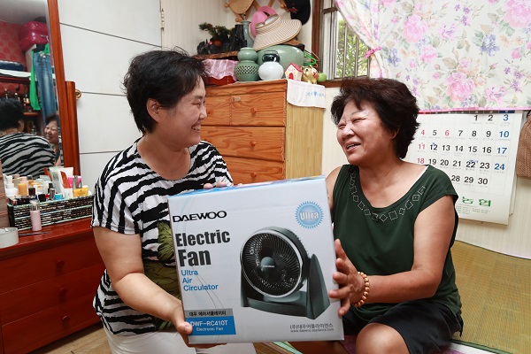 송파구는 태양광발전소에서 나온 수익금으로 홀몸어르신을 찾아 선풍기를 지원하고 있다. [사진=송파구]