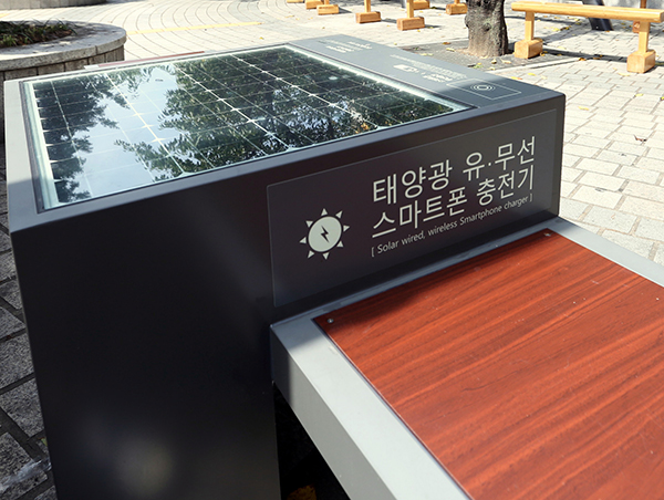 서대문구에서 설치한 태양광 유무선 스마트폰 충전 벤치 전경 [사진=서대문구]
