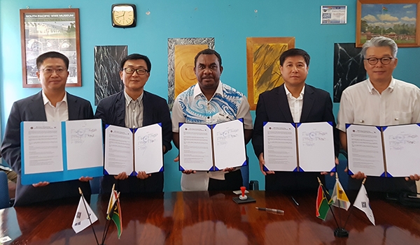 광명전기는 11월 8일 바누아투공화국과 함께 수상태양광 시험을 위한 양해각서를 체결했다. [사진=광명전기]