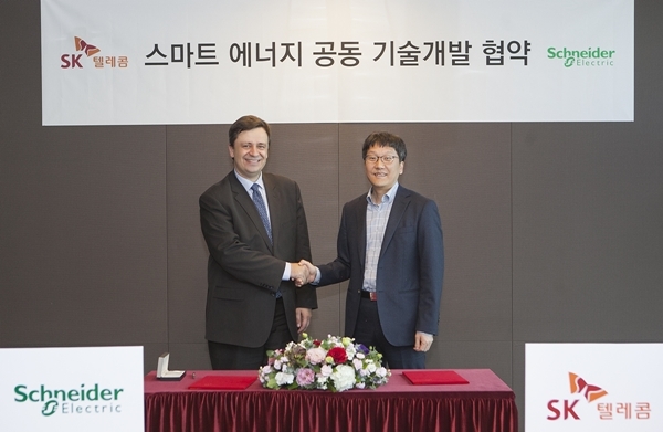 슈나이더일렉트릭과 SK텔레콤 관계자가 스마트 에너지 공동 기술 개발 협약을 체결하고 있다. [사진=슈나이더일렉트릭코리아]