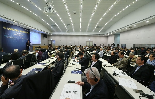 전경련은 글로벌 유통 기업들이 AI 등 4차 산업혁명 기술을 적용해 시장확대를 도모하는 것에 비해 국내 기업들은 규제에 발이 묶여 있는 형국이라는 입장을 밝혔다. [사진=전경련]