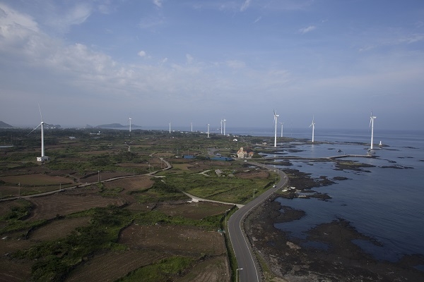 현재 355MW의 신재생발전 설비를 보유한 남부발전은 국산 풍력 100기 건설 프로젝트를 추진하고 있다. 사진은 성산풍력단지 전경 [사진=한국남부발전]