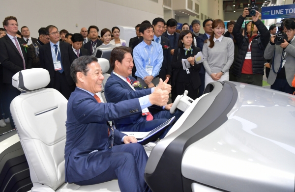 윤장현 광주광역시장과 권영진 대구시장이 대구국제미래자동차엑스포에 참석해 자동차를 직접 타고 기념촬영을 하고 있다. [사진= 광주광역시청]