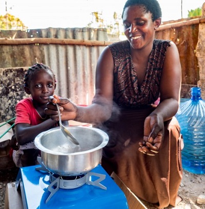 삼성전자가 케냐 몸바사 인근 빈민촌에 저탄소 친환경 쿡스토브 1만대를 지원한다. [사진=삼성전자]