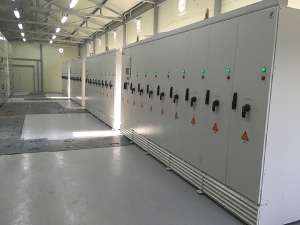 태양광발전소 전기실 내부. 우측에는 2MW 인버터 4대가 설치되어 총 8MW 인버터가 설치되어 있다. 2MW 인버터 2대가 왼편에 있는 3권선 4.5MW 변압기 1대에 연결되어 있다. 국내 최초로 2MW 인버터와 4.5MW 변압기가 도입된 태양광발전소이다. 간선은 지중으로 연결되어 간결하다. [사진=탑선]