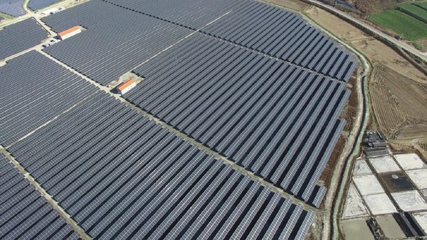 해남 57MW 발전소의 하나인 JW솔라파크 태양광발전소 전경. 우측으로 현재 폐염전과 농사를 짓고 있는 논이 보인다. 폐염전인 이곳도 조만간 1.8MW 태양광발전소가 들어설 예정이라 이곳이 완공되면 이 발전소는 단일사이트로 국내 최대인 59MW급 태양광발전소로 바뀌게 된다. [사진=탑선]