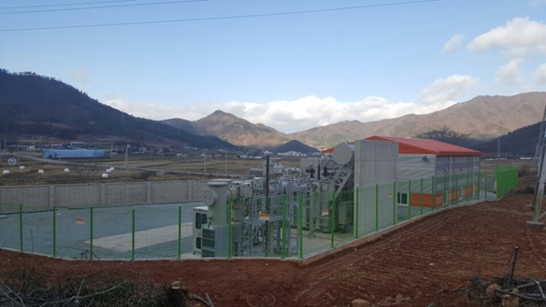 해남 57MW 발전소와 연계된 신설변전소 사진. 이곳에서 해남 현장까지 지중선로를 통해 연결되었다. 기존의 철탑 옆에 위치해 민원을 최소화 했고, 외부에서 보이지 않도록 외벽을 설치했다. 앞에 보이는 시설물은 MTR과 GIS의 모습이다. [사진=탑선]