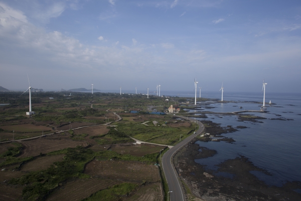 발전사들의 해상풍력발전소 구축은 더욱 탄력을 받을 전망이다. 정부의 2030 신재생에너지 20% 목표 달성을 위해서 해상풍력이 13GW를 책임져야 하기 때문이다. 사진은 남부발전의 해상풍력발전소 [사진=한국남부발전]