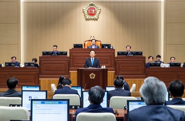 김관용 도지사가 도의회 연설을 통해 스마트팩토리 구축 등 내년 도정운영 방향을 밝히고 있다. [사진=경상북도]