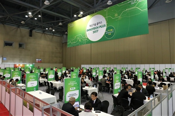 해외 유망바이어들이 참가한 GP-KOREA 상담회에서 국내 소재부품 기업들이 수출을 위한 상담회에 임하고 있다. [사진=코트라]