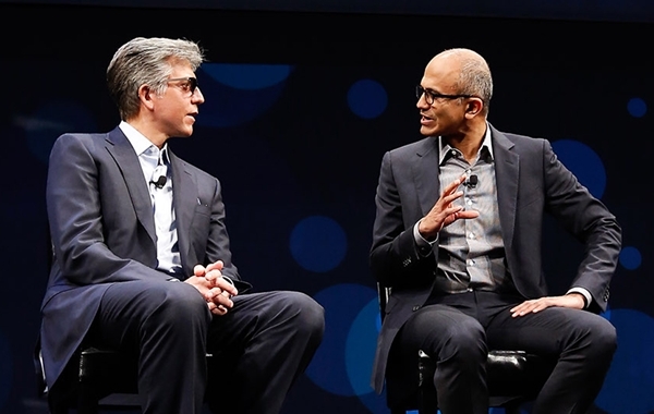 (사진 왼쪽부터)마이크로소프트 사티아 나델라 CEO와 SAP 빌 맥더멋 CEO이 대화를 나누고 있다. [사진=SAP]