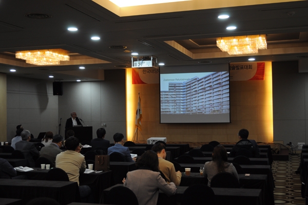 캐나다 연방에너지연구원의 조셉 에요브 연구원이 제로에너지 건물을 위한 국제협력사업의 교훈을 주제로 특별강연을 진행하고 있다. [사진=Industry News]