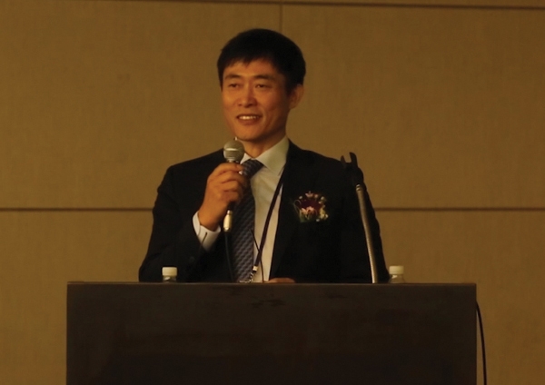 한국태양에너지학회 창립 40주년 기념대회에서 김준태 회장이 “1977년 설립 이래 에너지 분야에서 중요한 역할을 수행하고 있는 학회로 학술적 전통을 이어가게 되어 기쁘다”는 인사말을 하고 있다. [사진=한국태양에너지학회]