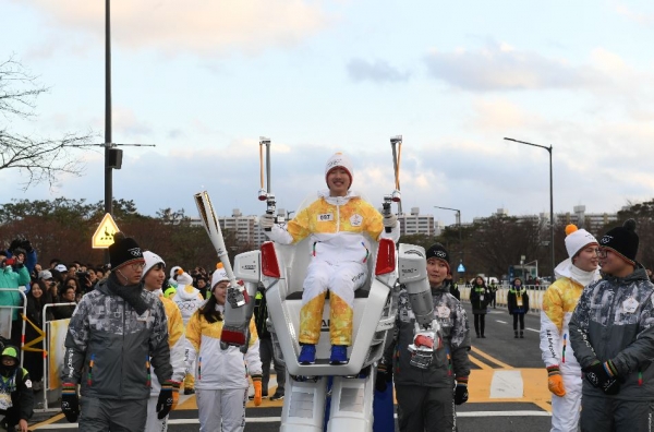 휴머노이드 로봇 휴보가 주자로 참여한 가운데 ICT 테마 스페셜 봉송을 마쳤다. [사진 = 2018평창동계올림픽조직위]