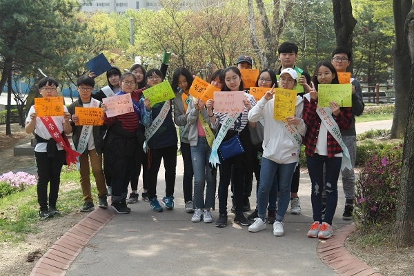 서울시 에너지수호천사단인 불암중학교 학생들이 홍보지와 피켓을 만들어 에코마일리지, 신재생에너지 이용 등 참여를 유도하고 있다. [사진=서울특별시]