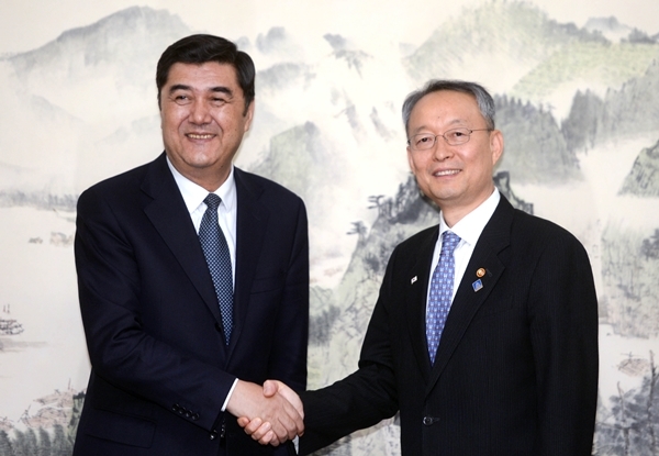 산업통상자원부 백운규 장관(오른쪽)이 중국 국가에너지국 누얼 바이커리(Nuer Baikeli) 국장과 악수하고 있다. 