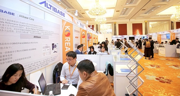 중국 상하이에서 개최된 'K-글로벌 차이나 2017'에서 국내 스마트팩토리 기술이 높은 관심을 받았다. 사진은 바이어들과 상담을 벌이고 있는 참가 기업 부스 전경 [사진=KOTRA]