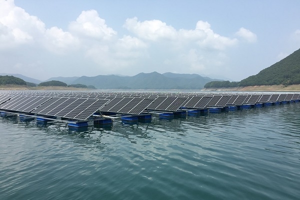 청풍호에 3MW 규모의 수상태양광발전소가 준공됐다. 전기가 공급되지 않던 2개 마을 연간 950가구에 청정에너지가 공급될 것으로 기대된다. [사진=K-water]