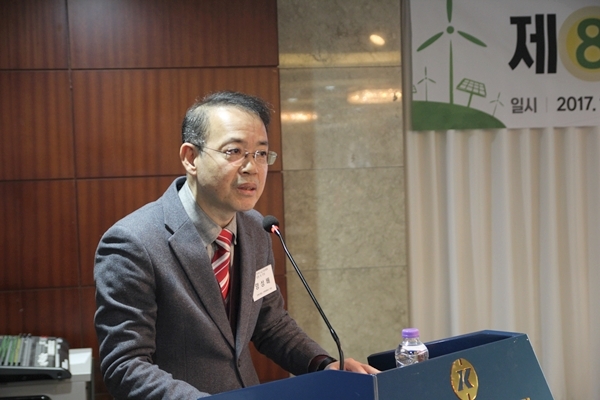 전력거래소 양성배 처장이 ‘제8차 전력수급기본계획 방향 및 전망’을 주제로 발제하고 있다. [사진=Industrynews]