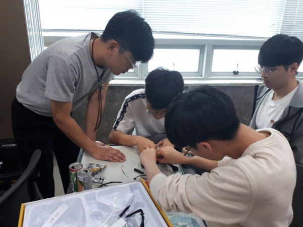 부산 범어고등학교 학생들이 드론을 직접 만들고 있다. [사진=드론빌리지]