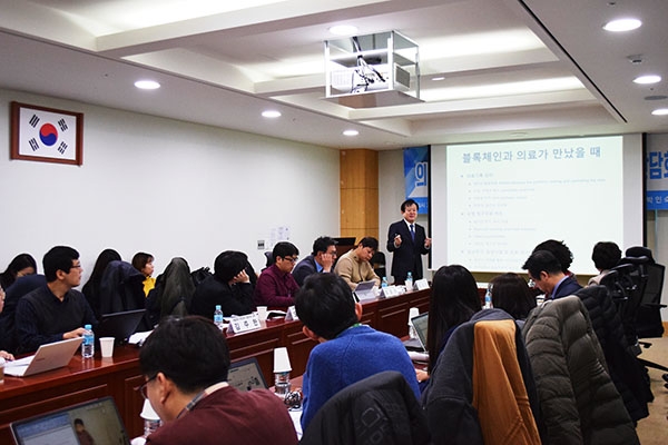 김주한 서울의대 정보의학 교수가 의료분야에 블록체인을 도입했을 때 기대할 수 있는 효과에 대해 설명하고 있다. [사진=Industry News]