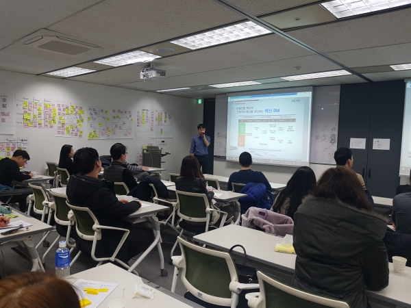 BC카드 고객사영업실 길진세 과장이 지난 11일  한국인터넷진흥원 핀테크기술지원센터에서 핀테크 기술 적용에 대해 강의하고 있다. [사진=큐브컴]