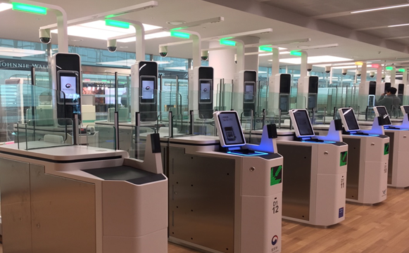 제 2여객터미컬 자동 출입국 심사대 [사진=pixabay]