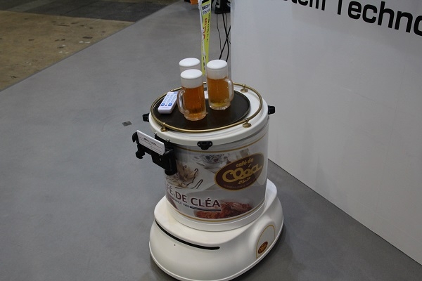 쿄에이의 버디는 맥주잔을 옮기는 등 서빙 로봇이다. 다 먹은 접시나 잔을 회수하고, 이 과정에서 충돌방지 센서가 고객의 안전을 보장한다. 최대 80kg까지 적재가 가능하다. [사진=Industry News]