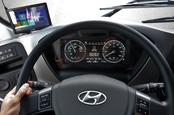 수소를 에너지원으로 하는 '수소전기차'(FCEV) 시대가 다가올 것이라고 전망하고 있는 가운데 한 기업은 내달 열리는 '2018 평창동계올림픽' 및 '동계패럴림픽' 후원 차량인 3세대 수소전기버스에 최첨단 안전기술 ‘운전자 상태 경고 시스템(DSW)’을 적용한다고 밝혔다. [사진=현대자동차]