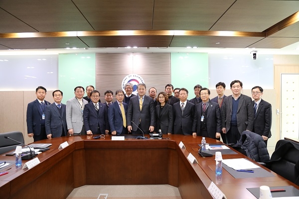 환경부가 전국 지자체 환경담당 공무원과 회의를 갖고, 미세먼 저감 정책을 지자체와 함께 추진하기로 했다. [사진=환경부]