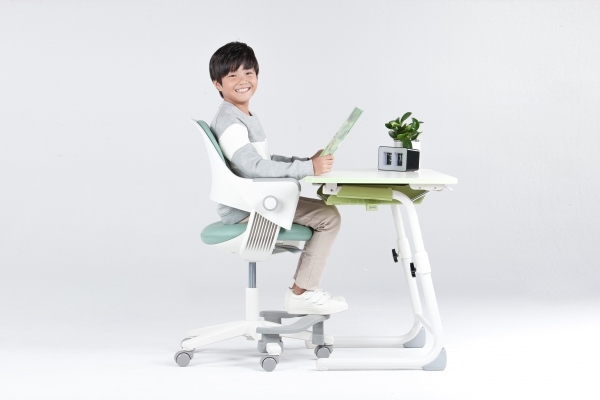 시디즈가 LG유플러스와 함께 IoT 기술을 결합한 학생용 의자 링고스마트를 출시한다. [사진=시디즈]