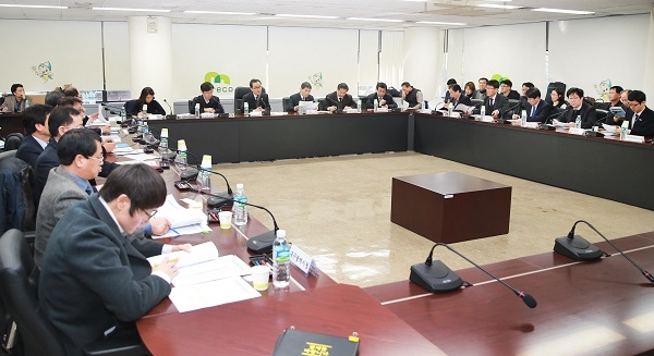 정부가 17개 광역지자체 신재생에너지 담당국장 등 관계자들이 참석한 가운데 재생에너지 3020 달성을 위한 광역지자체 협의회를 개최했다. [사진=산업통상자원부]