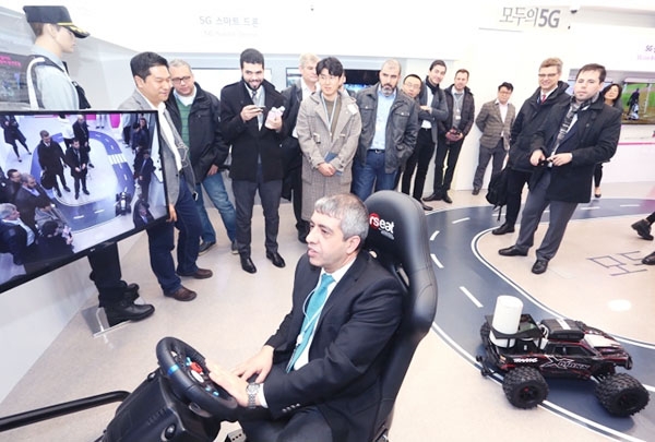 ITU-R WP5D 국제 표준화 회의에 참석한 주요 업계 관계자를 LG유플러스 5G 체험관을 방문했다. [사진=LGU+]