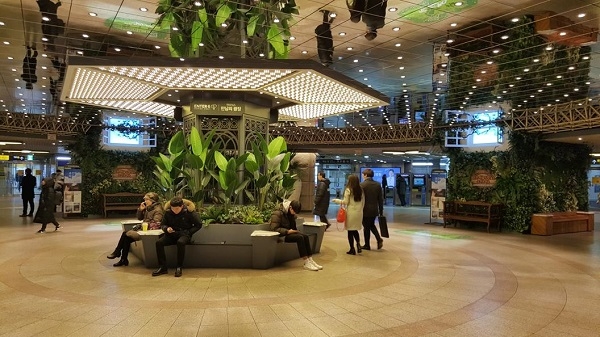 서울 지하철 천호역에 인공 태양광이 비치는 시민 휴식공간이 생겼다. [사진=서울특별시]