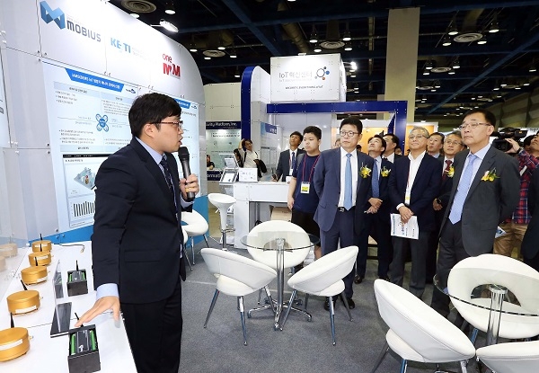 IoT 국제전시회에서 에어릭스의 에너지 절감 솔루션이 소개되고 있다. [사진=에어릭스]