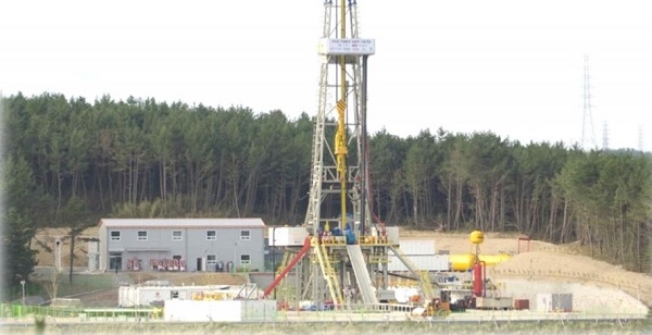 지하 심부의 지열에너지를 이용해 전력과 열에너지를 생산하는 지열에너지가 지진으로 인해 때 아닌 홍역을 치루고 있다. 사진은 포항 지열발전소 전경 [사진=넥스지오]