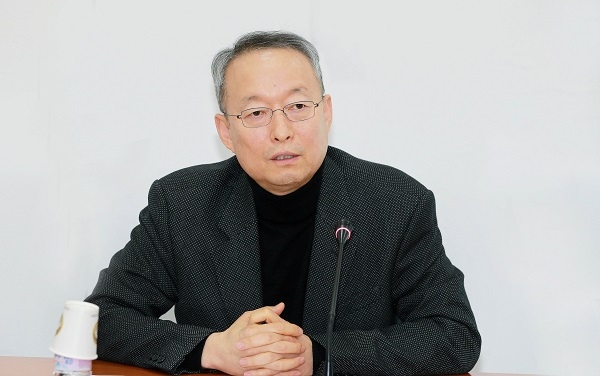 산업부는 상무관 회의를 통해 해외 청년 일자리 창출을 도모하고 보호무역 대응 및 전략을 논의한다. 사진은 백운규 장관이 17일 미국 상무부 232조 발표 대응 민관 합동 대책회의를 주재하고 있는 모습 [사진=산업통상자원부]