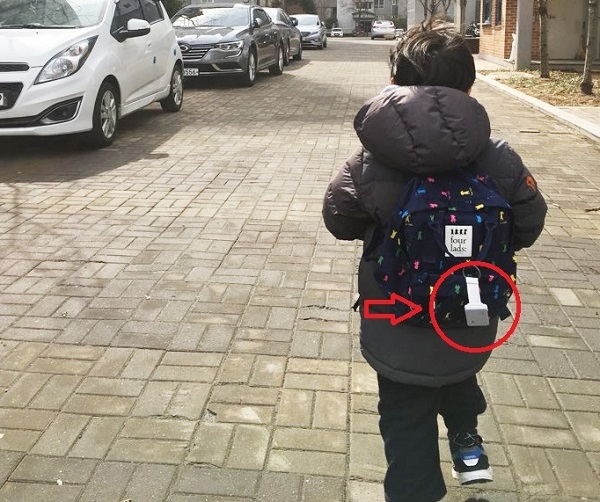 서울시 구로구가 올해 IoT를 활용한 스마트도시 원년을 선포하고 관련 행정을 펼쳐나가기로 했다.사진은 어린이 안심서비스 사물인터넷 장치 [사진=구로구청]