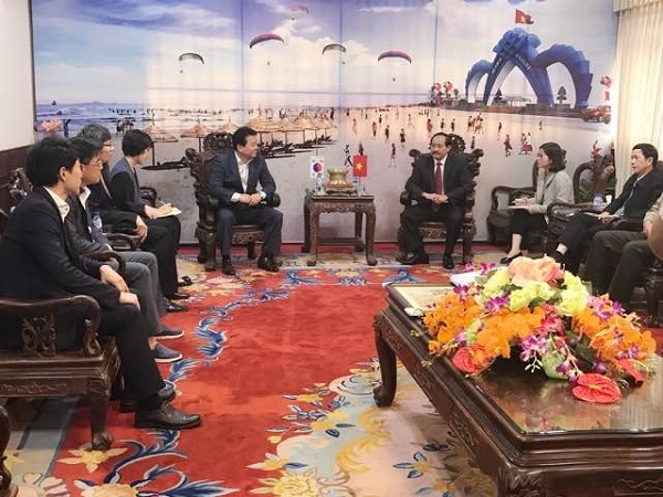 신화이앤이 황성태 대표가 꽝뜨리성 관계자들과 MOU를 맺고 수상태양광발전 사업을 추진한다. [사진=신화이앤이]