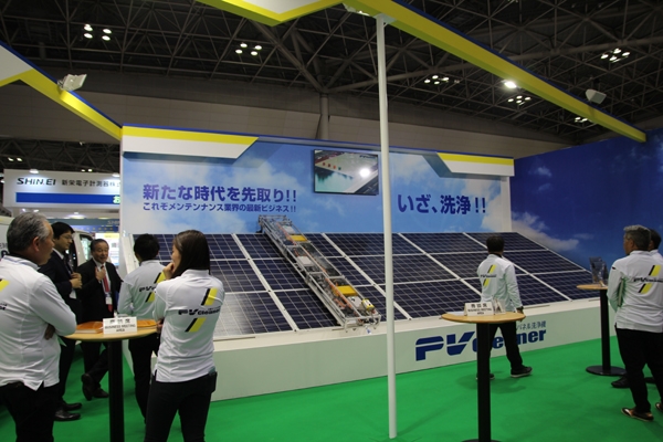 태양광 패널 청소 로봇이 유지보수 시장의 트렌드가 되고 있는 추세다. [사진=Industry News]