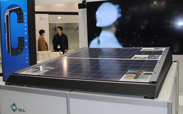 효율은 높지만 가격은 동일하게 유지하는 블랙 실리콘 PERC 모듈을 공개하며 관심을 받았다. [사진=Industry News]