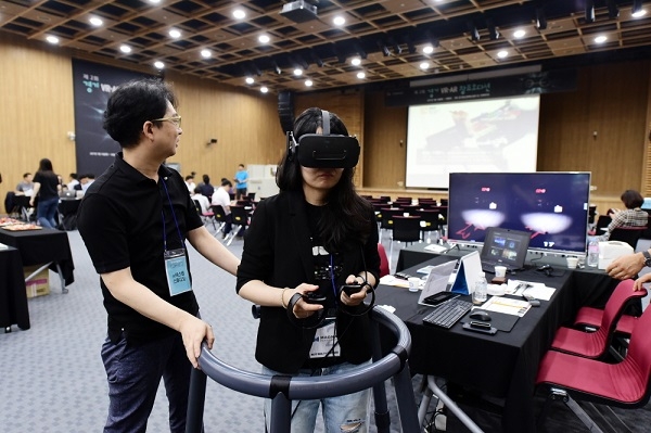 경기도가 성장가능성이 높은 경기도내 VR, AR 관련 기업을 육성해 시장진출과 후속투자 유치까지 연계하는 사업을 추진된다. [사진=경기도]