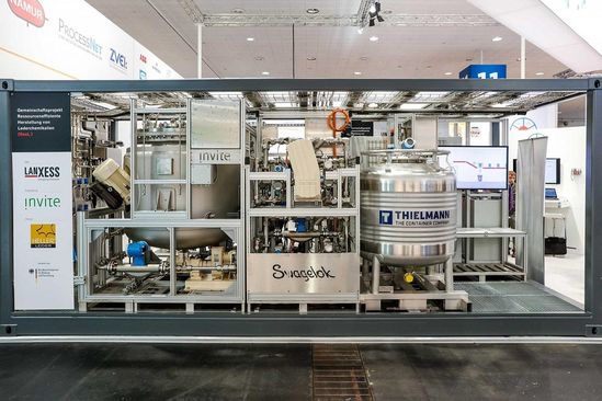 랑세스가 개발한 ‚자원 효율적인 피혁약품 생산 설비‘를 통해 피혁 생산 중 발생한 폐기물을 제조 현장에서 바로 재활용해 X-바이오머 리탄닝제로 생산할 수 있다.[사진=랑세스코리아]