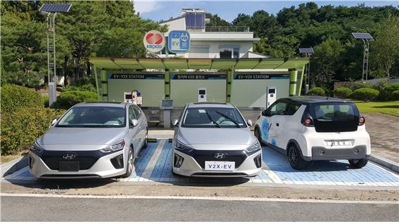 한전이 전력망 통합 기술교류회를 개최하고 전기차에 충전된 전기를 한전 또는 전기차-전력망 통합 서비스 사업자 등에 다시 보낼 수 있는 '국제표준 기반 VGI 시스템을 공개했다. 