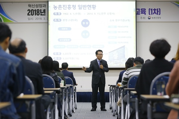 4차 산업혁명시대는 스마트팜 등을 통한 생산성 향상이 추구되고, 4차 산업혁명의 주인공인 청년 노업인들의 역할이 중요하다. [사진=농촌진흥청]