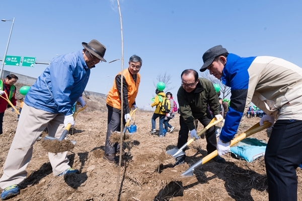 서울시는 2014년부터 ‘2030 한강자연성 회복 사업’으로 나무심기를 추진해 왔다. [사진=서울시]