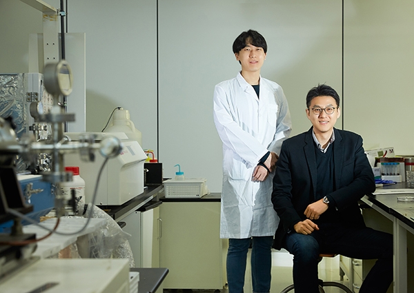 그래핀 전극 기반 유기태양전지를 개발한 UNIST 에너지 및 화학공학부의 박혜성 교수(오른쪽)와 정승온 연구원(왼쪽) [사진=UNIST]